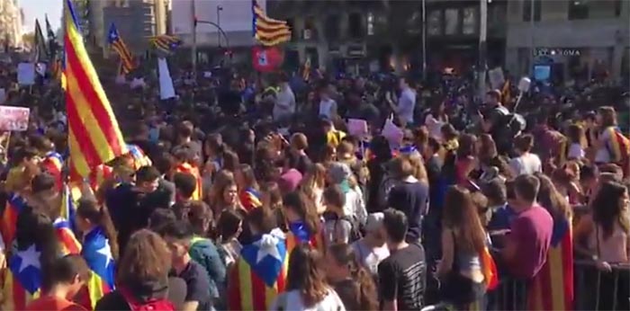 Estudiantes universitarios se manifiestan en la Plaza Sant Jaume