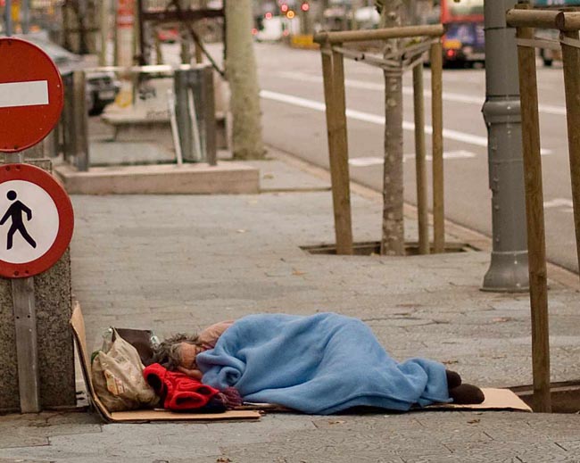 Tres mil personas sin hogar duermen bajo las estrellas en Madrid