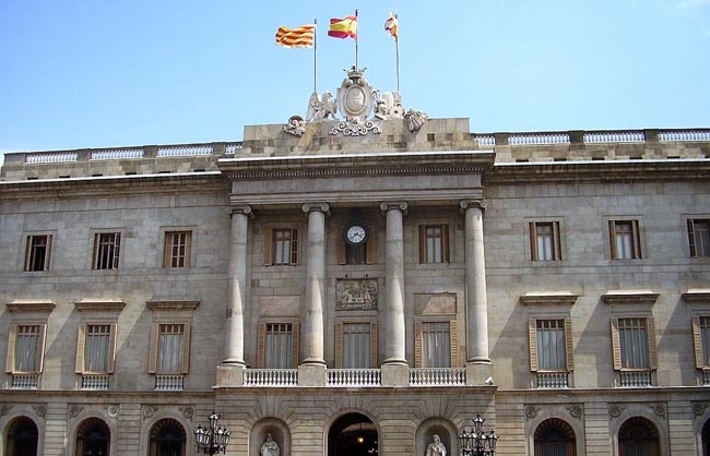 Retirada la pancarta de los ‘presos politics’ del Ayuntamiento de Barcelona