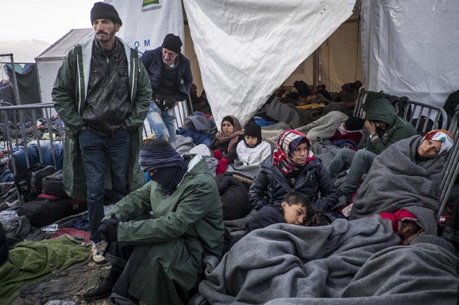 Grecia desaloja refugiados de Lesbos