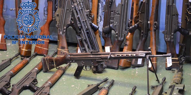 Francia entrega a España cientos de armas de ETA
