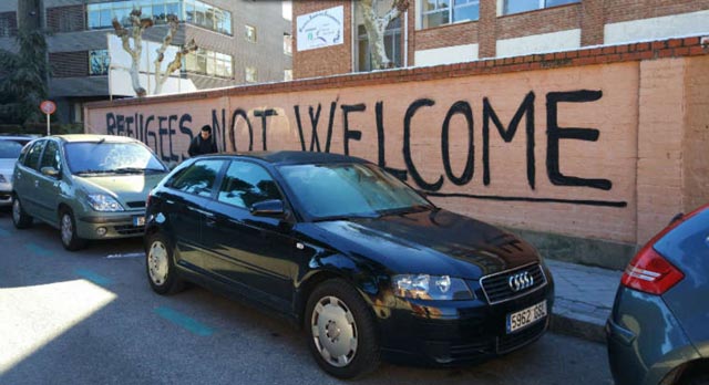 Pintada frente a un local para refugiados en Madrid: ‘Refugees not welcome’