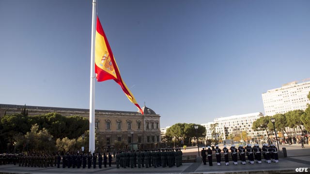 El PSOE denuncia a Cospedal tras ordenar ondear las banderas a media asta en los cuarteles durante la Semana Santa