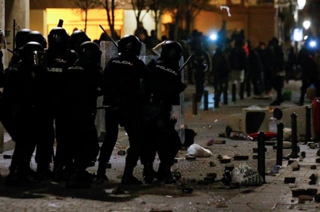 Una muerte natural, según la policía, provoca serios disturbios en Lavapiés