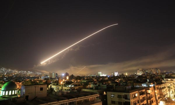 Un misil estadounidense cruza el cielo durante la noche en Damasco.