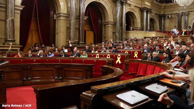 El Parlament aprueba una ley para investir a distancia a Puigdemont
