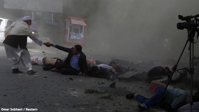 Decenas de muertos, entre ellos periodistas, en Kabul