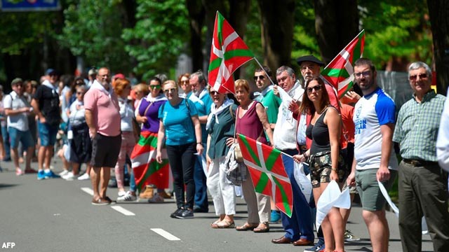 Una espectacular cadena humana reclama el derecho a decidir del País Vasco