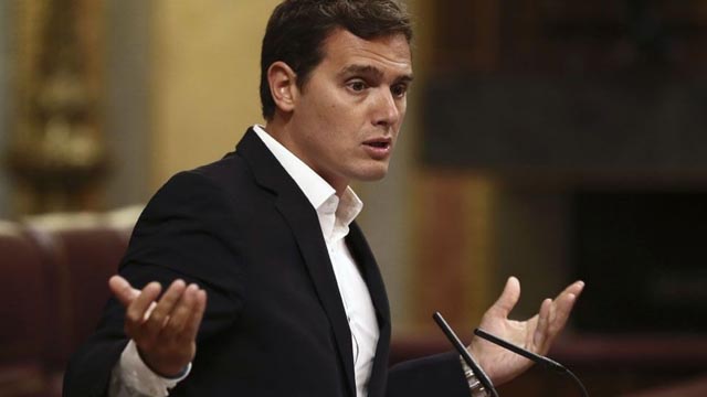 Rivera acusa a Sánchez de atrincherarse en La Moncloa