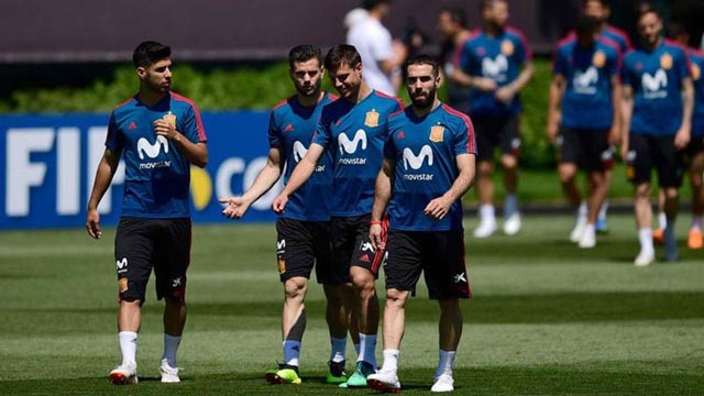Una España incierta juega hoy su primer partido en el Mundial