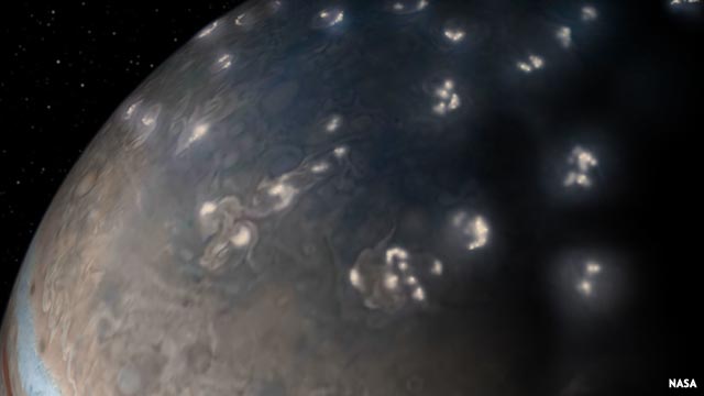 La curiosa historia de los relámpagos de Júpiter