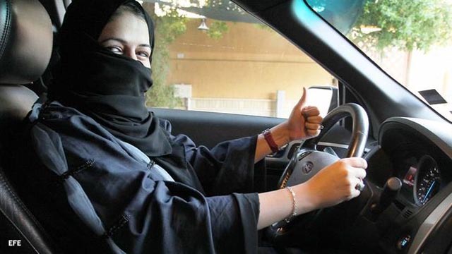 Arabia Saudí expide carnets de conducir a  diez mujeres