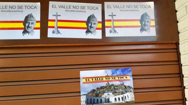 Carteles de apoyo a Franco en la Casa del Pueblo del PSOE de Alcalá