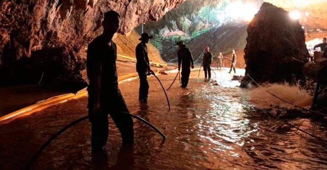 Rescatados con vida los niños atrapados en una cueva de Tailandia