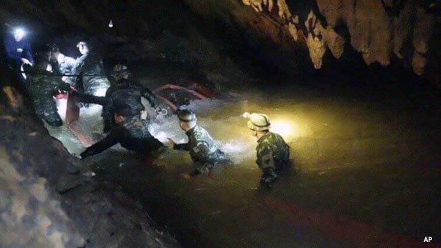 La muerte de uno de los buzos hace presagiar lo peor para los niños encerrados en una cueva en Tailandia
