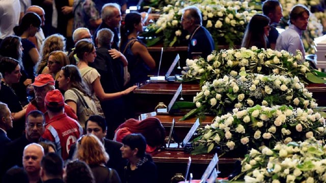 La mayoría de las familias de las víctimas de Génova plantan a las autoridades en los funerales de Estado