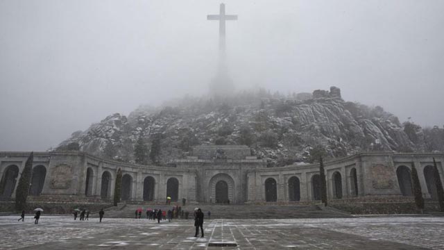 Podemos propone destruir la cruz del Valle de los Caídos