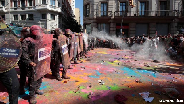 Enfrentamiento entre independentistas y Mossos en Barcelona