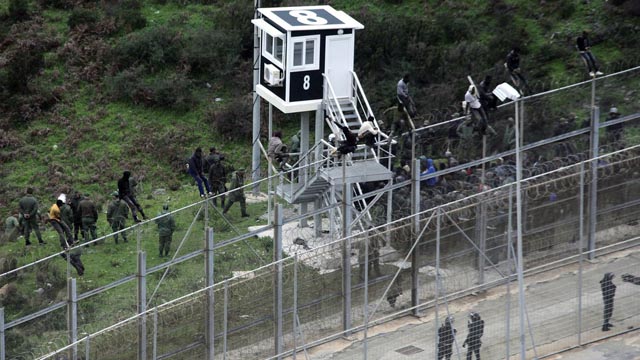 Fallece un subsahariano tras un salto masivo de 300 inmigrantes en Melilla