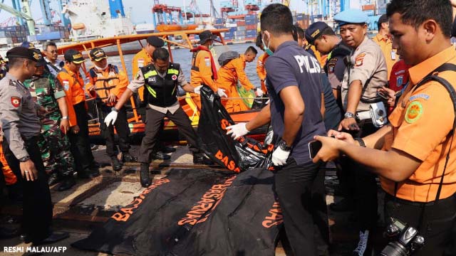 Se encuentran restos mortales de los pasajeros del Lion Air de Indonesia