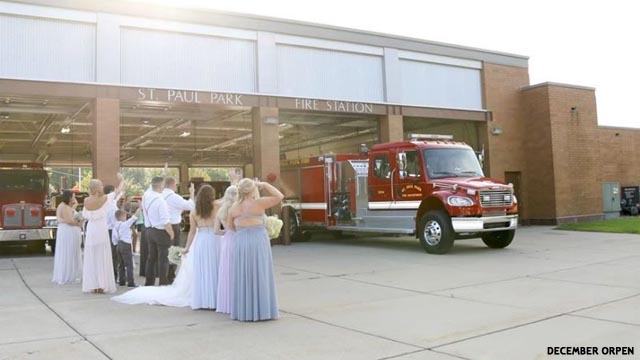 Un bombero abandona su boda para apagar un incendio
