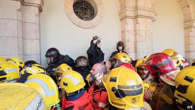 Los bomberos, a punto de tomar el Parlament en protesta por los recortes