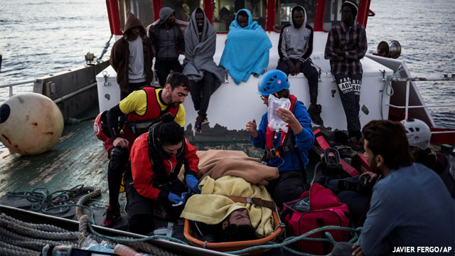 La vergüenza del pesquero español abandonado con 11 migrantes a bordo