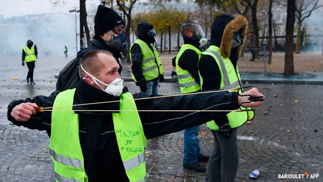 Duros enfrentamientos entre los chalecos amarillos y la policía francesa en el centro de París