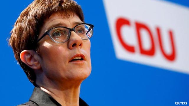 Annegret Kramp-Karrenbauer dispuesta a endurecer la política migratoria alemana