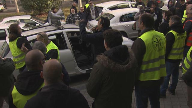 Los taxistas madrileños se concentran en la Asamblea de Madrid