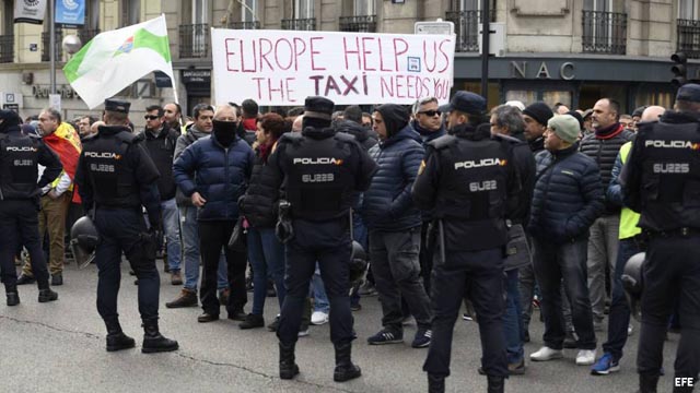 Los taxistas se manifiestan en la sede del PP y las VTC en las del PSOE y Podemos