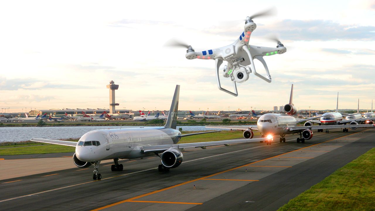 Los aeropuertos británicos piden armas para luchar contra los drones