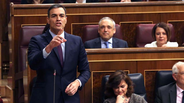 Sánchez a Rivera: «Es usted líder del cambio de chaqueta permanente»