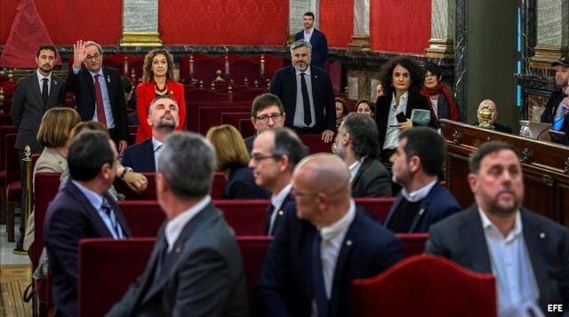 Torra, presente en el juicio, saluda a los procesados y crítica la «pinza del PSOE y la derecha»