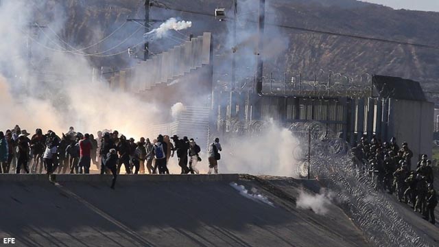 Estados Unidos usa gas lacrimógeno contra los migrantes en la frontera