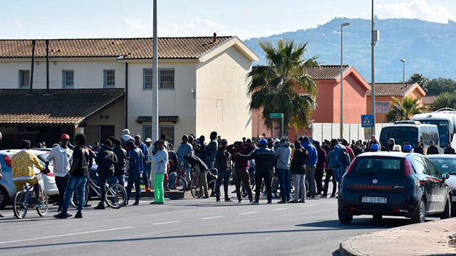 Desalojan el mayor centro de migrantes de Italia