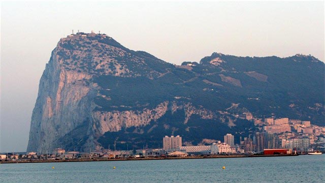 Gibraltar gana terreno al mar construyendo viviendas de forma ilegal