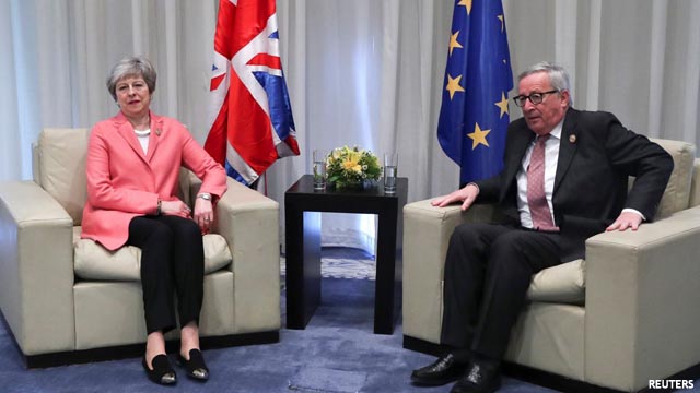 La larga conversación de Juncker y May en Egipto