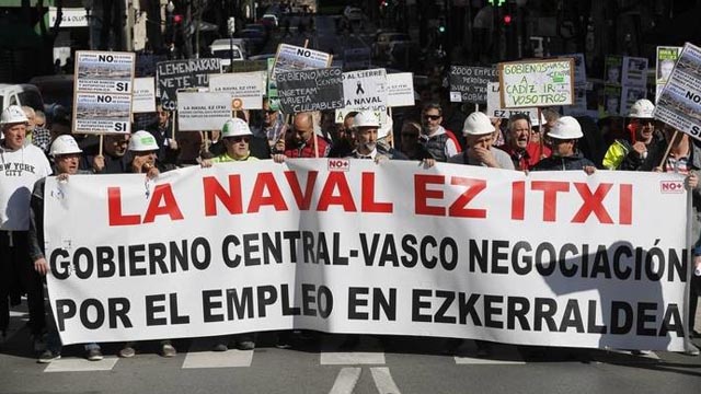 Trabajadores de La Naval se manifiestan ante la sede del PSOE exigiendo que el Gobierno nacionalice la empresa