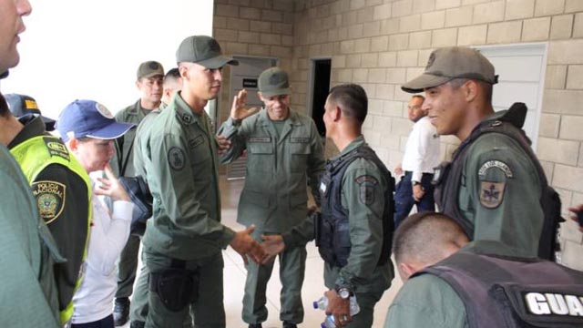 Mil militares venezolanos desertan a Colombia