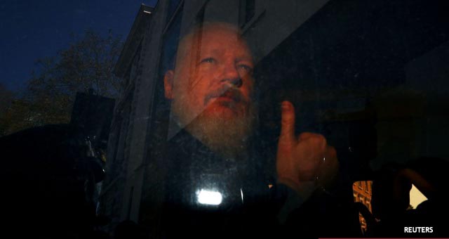 Julian Assange, detenido por la policía británica