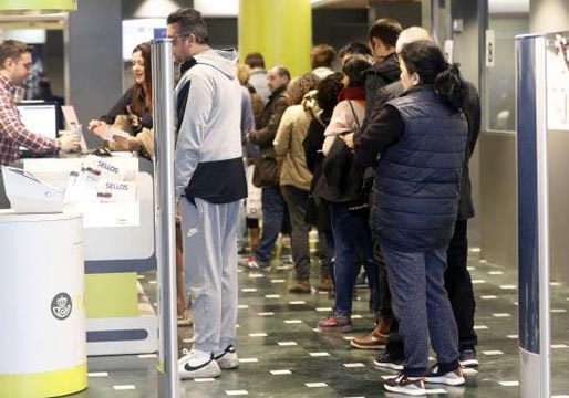 Correos se desborda ante la afluencia masiva del voto por correo