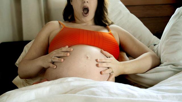 ¿A qué no sabes por qué los bebés pegan patadas en la tripa de las embarazadas?