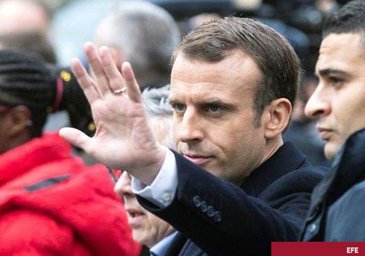 Macron promete bajar impuestos para calmar a los ‘chalecos amarillos’