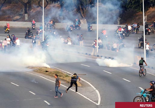 Militares partidarios de Maduro lanzan gases lacrimógenos contra Guaidó