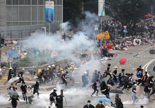 El Ejército de China dispuesto a colaborar con la policía de Hong-Kong contra los manifestantes
