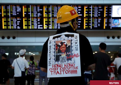 Los manifestantes invaden el aeropuerto de Hong Kong
