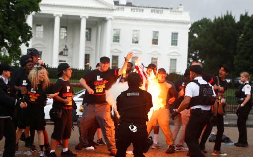 05 internacional Enfrentamiento de manifestantes a las puertas de la Casa Blanca