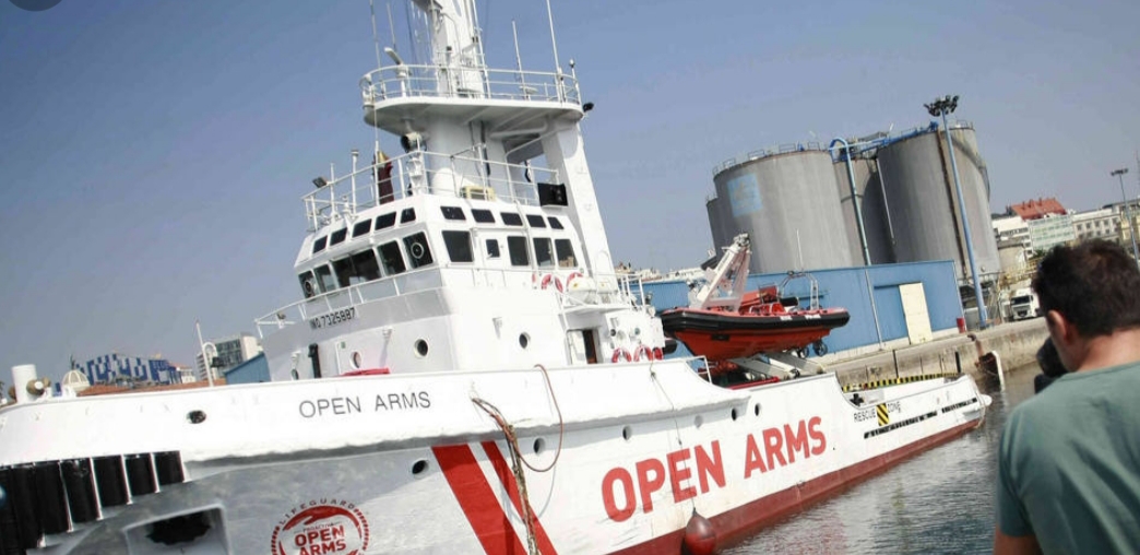 Tras el desembarco de los inmigrantes a bordo, el ‘Open Arms’ navega hacia un puerto de Sicilia