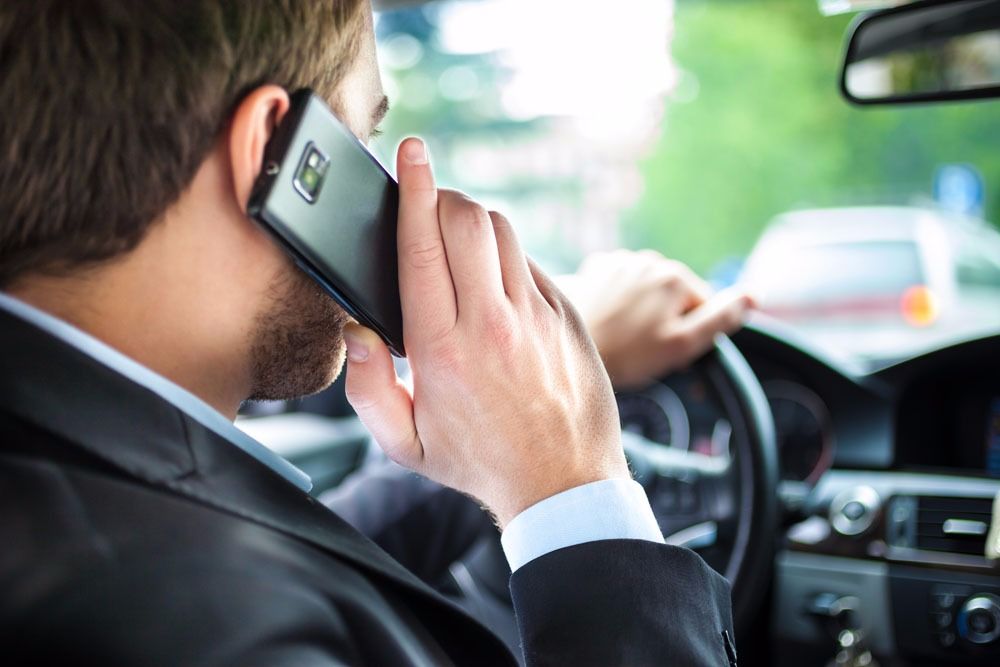 La utilización del móvil al volante causa casi 400 muertos al año en España
